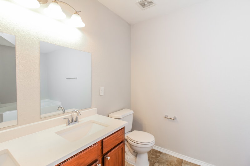 2,360/Mo, 12529 Nicholas Pl Rhome, TX 76078 Bathroom View