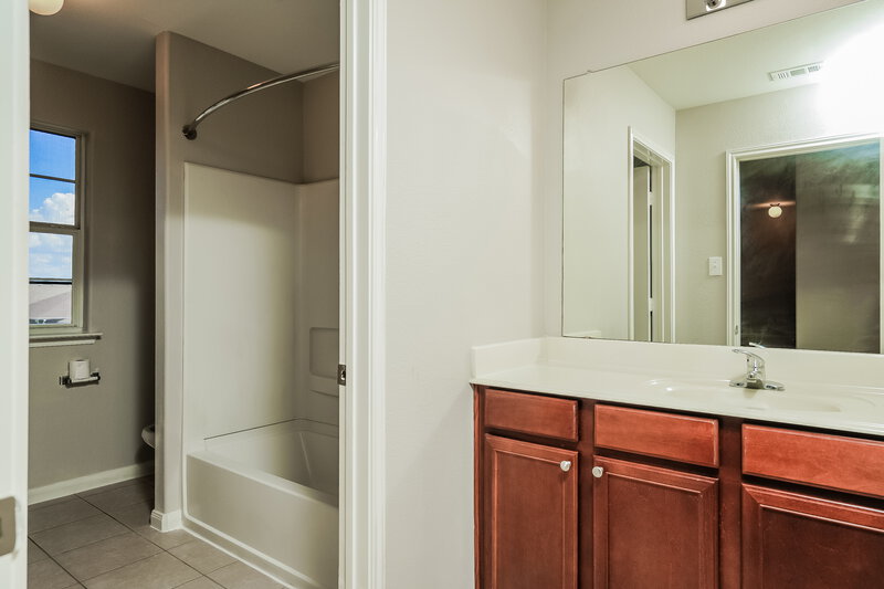 1,970/Mo, 1006 Primrose Dr Sanger, TX 76266 Main Bathroom View