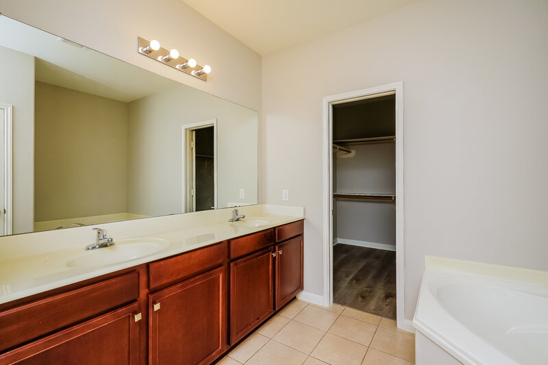 1,970/Mo, 1006 Primrose Dr Sanger, TX 76266 Main Bathroom View 2