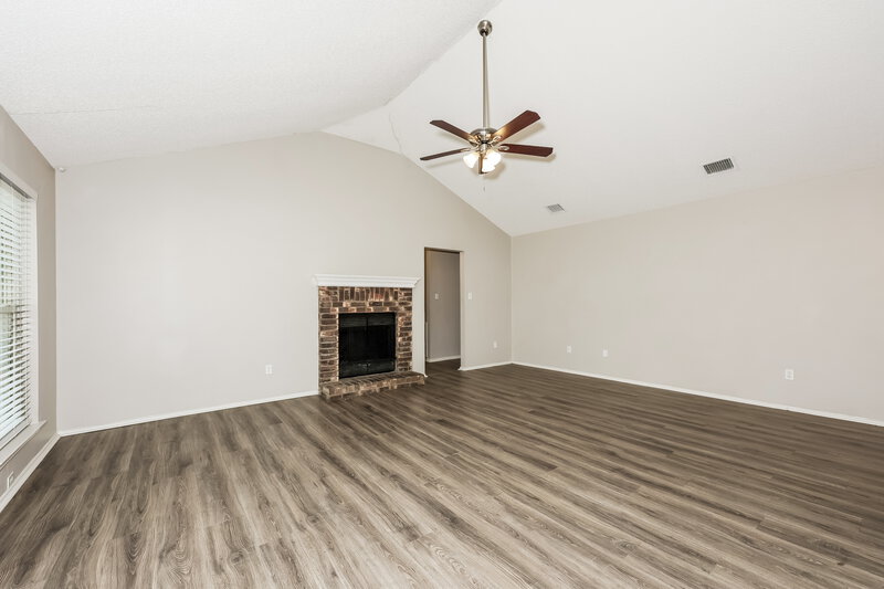 2,000/Mo, 1121 Cardinal Oaks Dr Mansfield, TX 76063 Living Room View