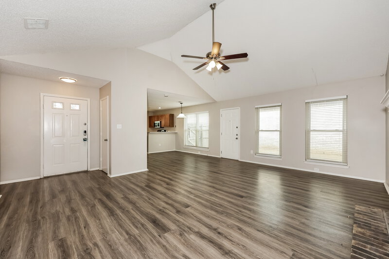 2,000/Mo, 1121 Cardinal Oaks Dr Mansfield, TX 76063 Living Room View 3