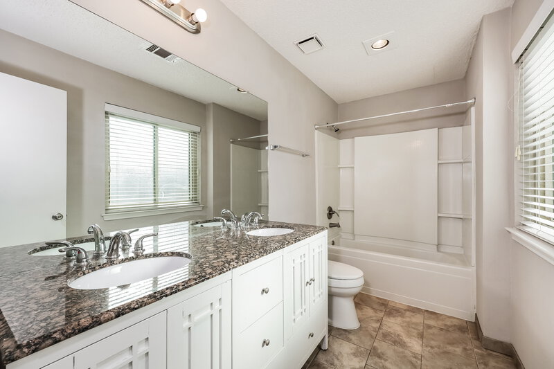 2,000/Mo, 1121 Cardinal Oaks Dr Mansfield, TX 76063 Main Bathroom View