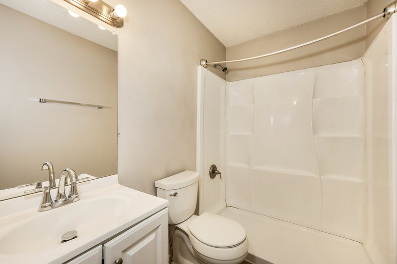 2,000/Mo, 1121 Cardinal Oaks Dr Mansfield, TX 76063 Bathroom View