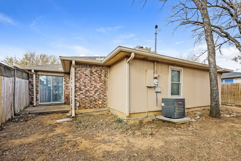2,000/Mo, 1121 Cardinal Oaks Dr Mansfield, TX 76063 Rear View