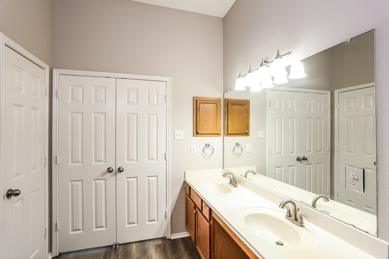 2,295/Mo, 4528 Lodestone Ln Fort Worth, TX 76123 Main Bathroom View