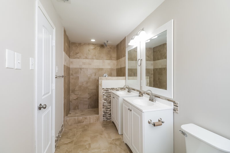 1,880/Mo, 601 E 6th St Krum, TX 76249 Main Bathroom View