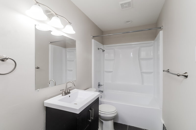 1,880/Mo, 601 E 6th St Krum, TX 76249 Bathroom View