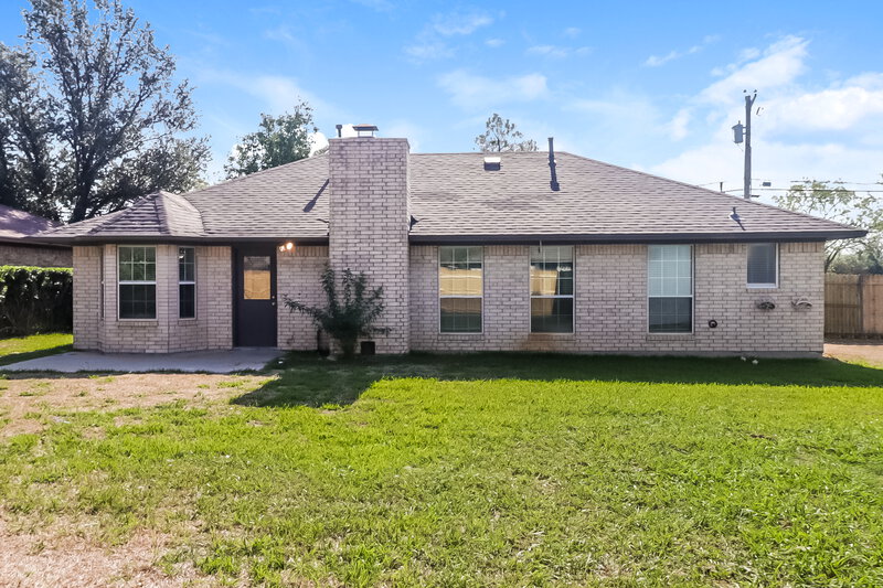 1,880/Mo, 601 E 6th St Krum, TX 76249 Rear View