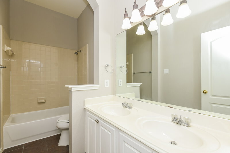 2,695/Mo, 337 Fort Edward Dr Arlington, TX 76002 Bathroom View