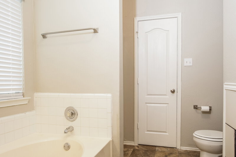 2,370/Mo, 2864 Concho Trl Fort Worth, TX 76118 Main Bathroom View