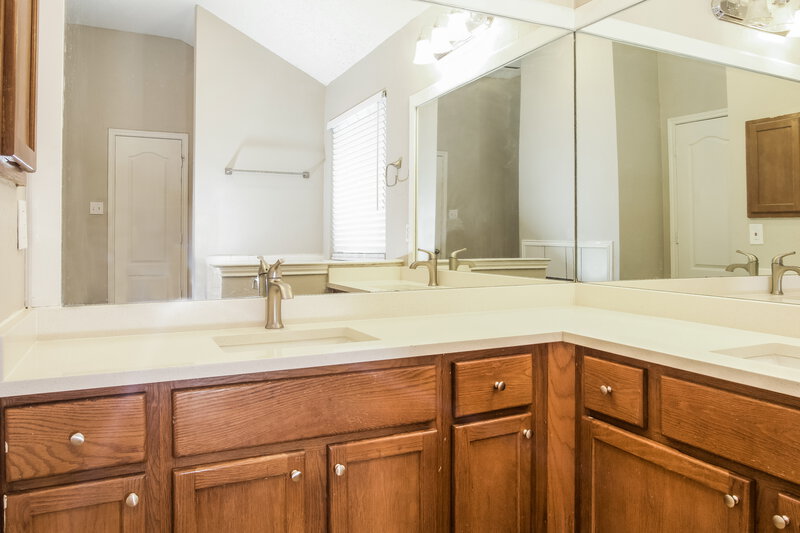2,370/Mo, 2864 Concho Trl Fort Worth, TX 76118 Main Bathroom View 2