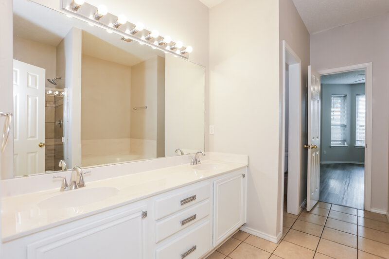 3,220/Mo, 508 Blueberry Hill Ln Mansfield, TX 76063 Main Bathroom View