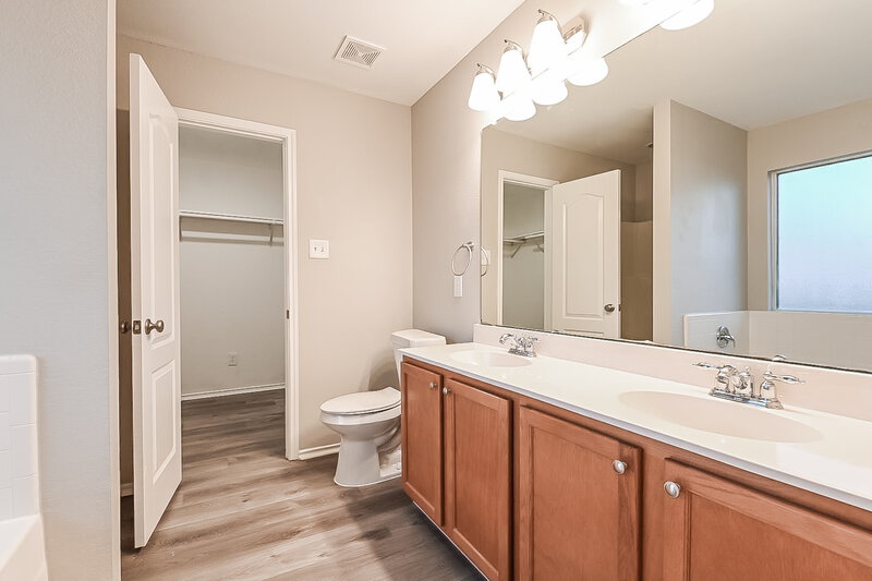 2,500/Mo, 2106 Aster Trl Forney, TX 75126 Main Bathroom View