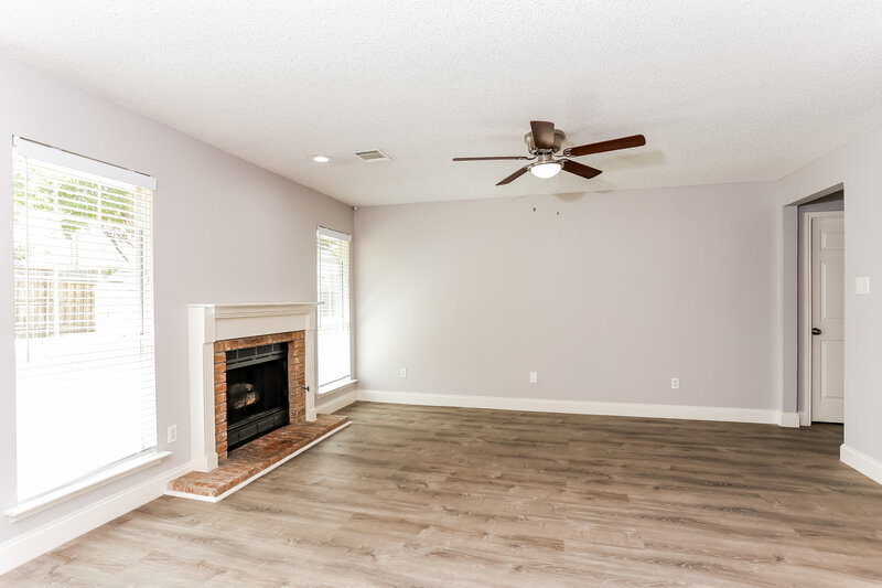 2,695/Mo, 2202 Park Hurst Dr Arlington, TX 76001 Living Room View 2