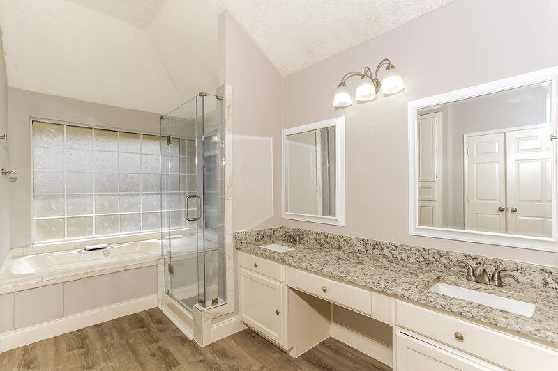 2,695/Mo, 2202 Park Hurst Dr Arlington, TX 76001 Main Bathroom View