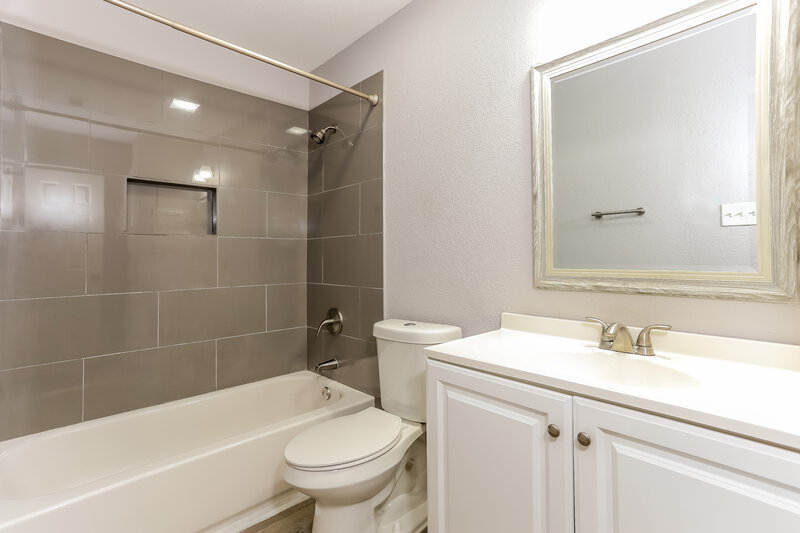 2,695/Mo, 2202 Park Hurst Dr Arlington, TX 76001 Bathroom View