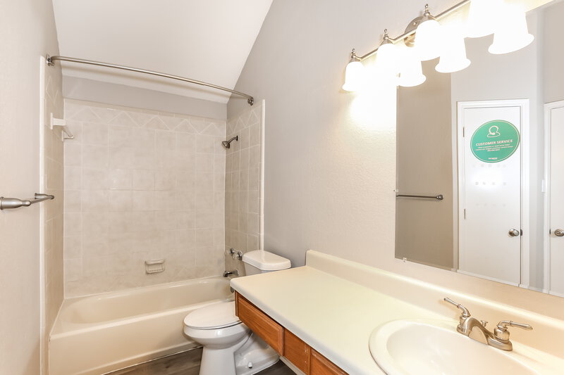 2,120/Mo, 4832 Thistledown Dr Fort Worth, TX 76137 Main Bathroom View