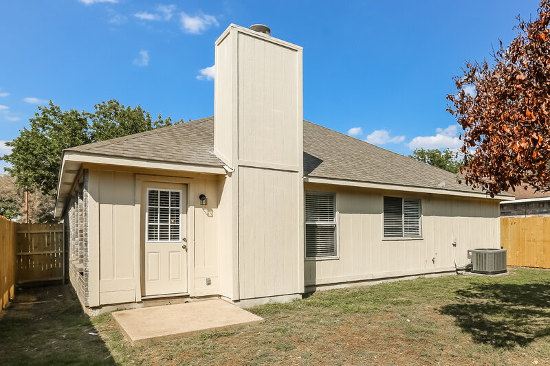 2,120/Mo, 4832 Thistledown Dr Fort Worth, TX 76137 Rear View