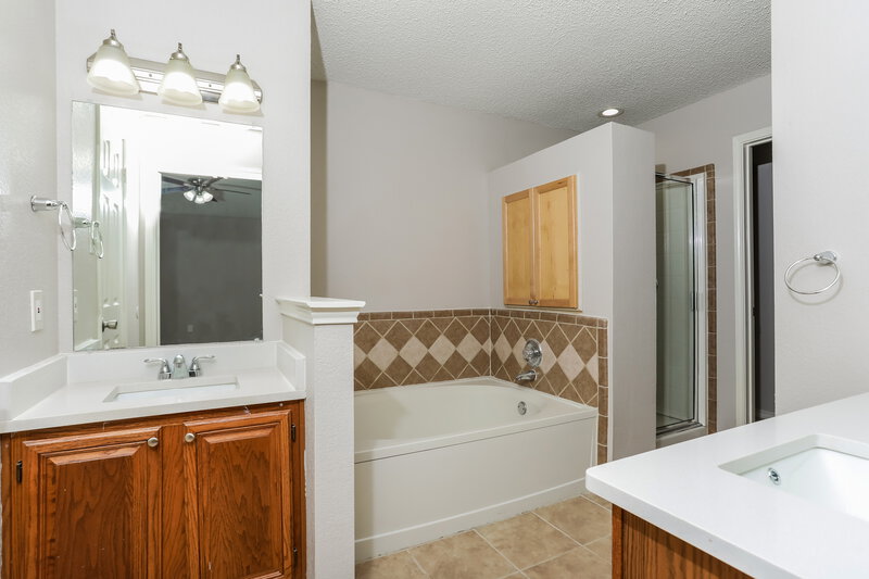 2,595/Mo, 1709 Raton Dr Arlington, TX 76018 Main Bathroom View