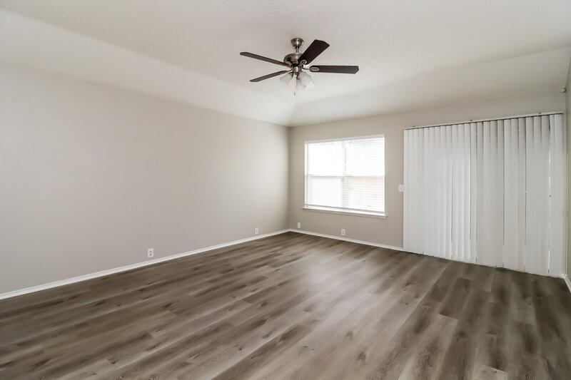 2,475/Mo, 6760 Ambercrest Dr Arlington, TX 76002 Living Room View 2