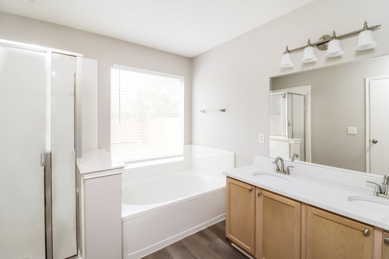 2,475/Mo, 6760 Ambercrest Dr Arlington, TX 76002 Main Bathroom View
