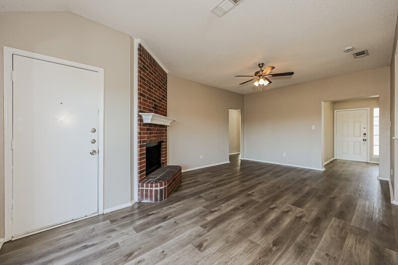 2,130/Mo, 1041 Glencrest Dr Cedar Hill, TX 75104 Living Room View