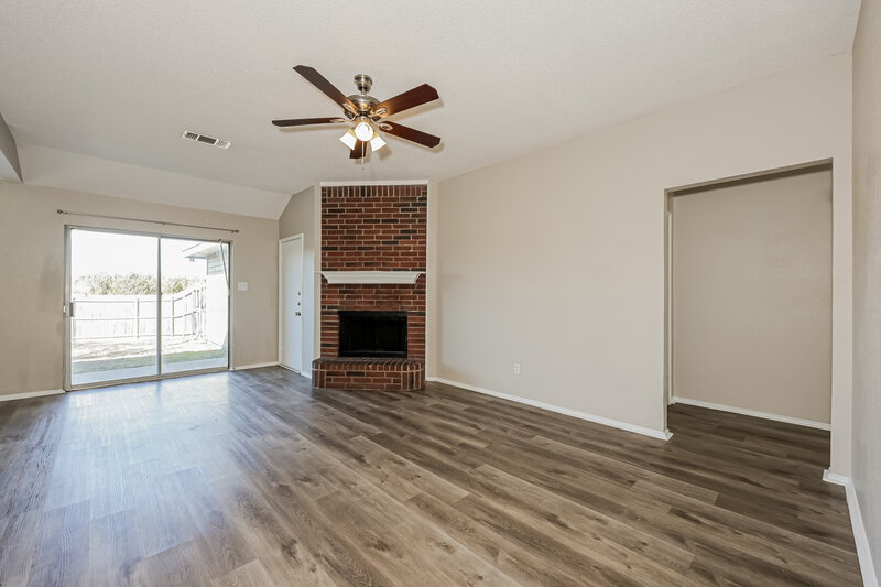 2,130/Mo, 1041 Glencrest Dr Cedar Hill, TX 75104 Living Room View 2