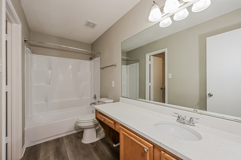 2,130/Mo, 1041 Glencrest Dr Cedar Hill, TX 75104 Main Bathroom View