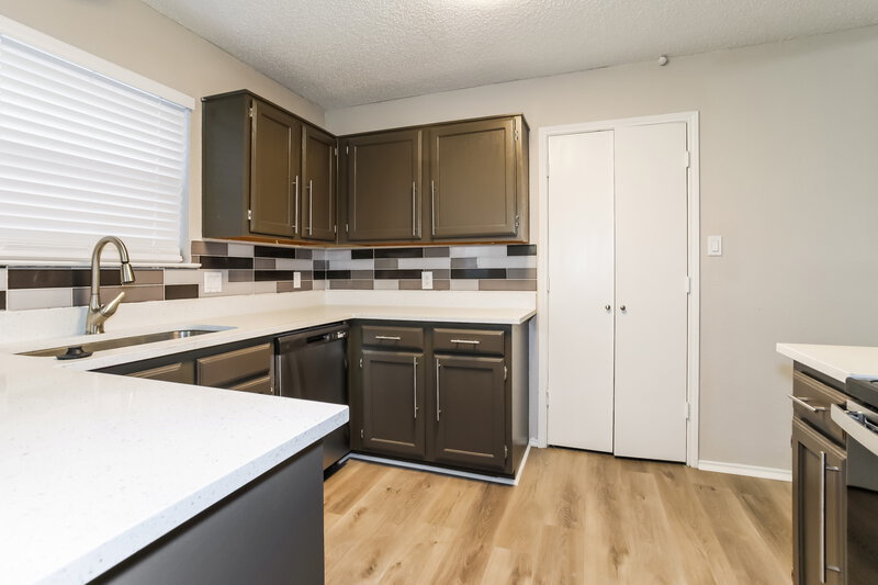 1,915/Mo, 1201 Cardinal Oaks Dr Mansfield, TX 76063 Kitchen View