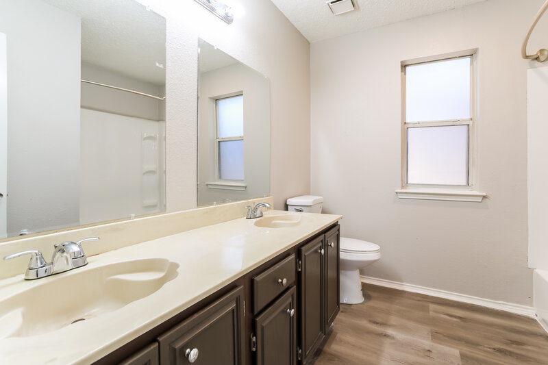 1,915/Mo, 1201 Cardinal Oaks Dr Mansfield, TX 76063 Main Bathroom View