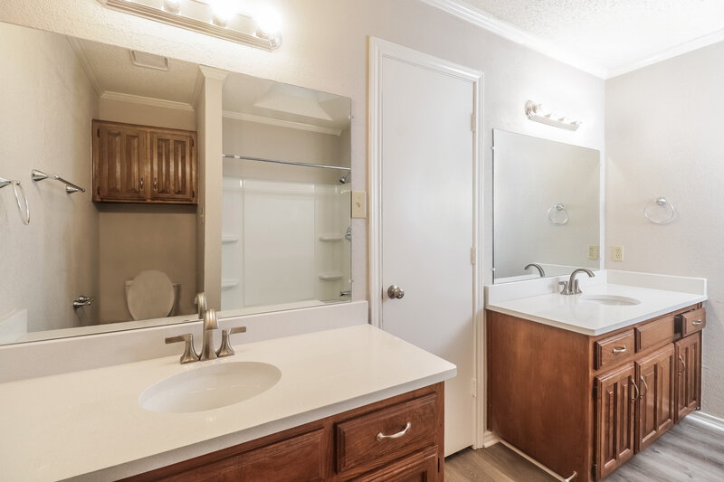 2,215/Mo, 760 Rosehill Ln Cedar Hill, TX 75104 Main Bathroom View