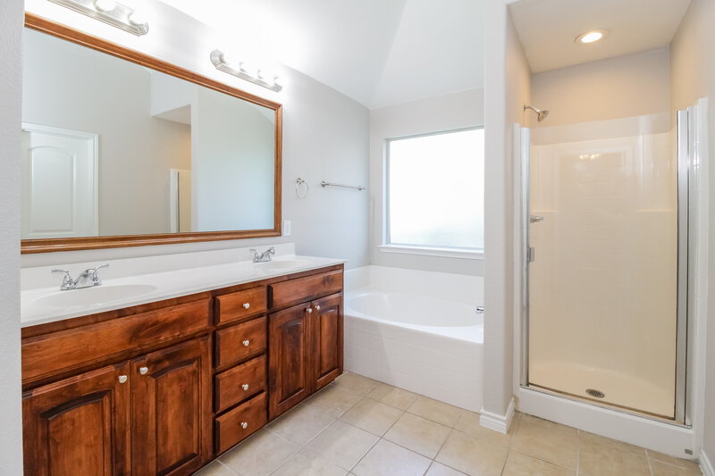 1,860/Mo, 824 San Felipe Trl Haslet, TX 76052 Main Bathroom View
