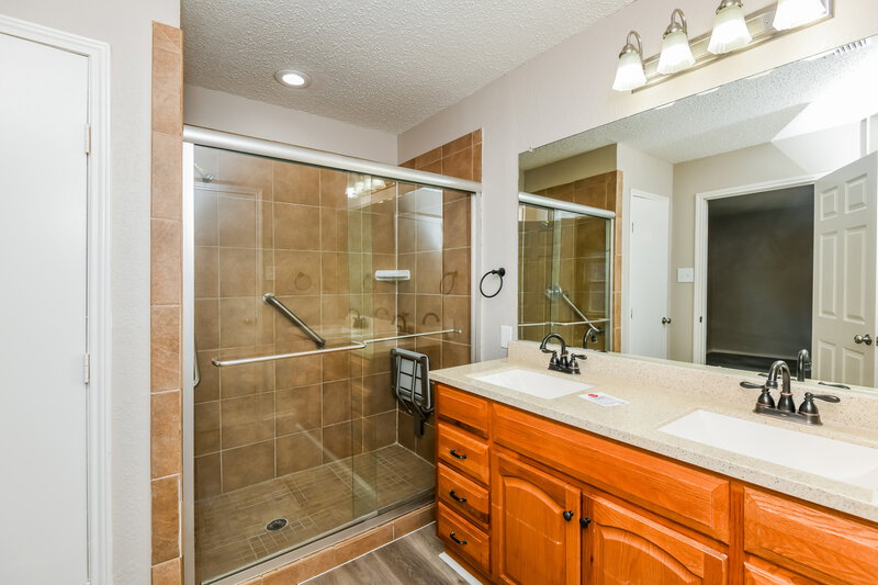 1,940/Mo, 4712 Shell Ridge Dr Fort Worth, TX 76133 Main Bathroom View