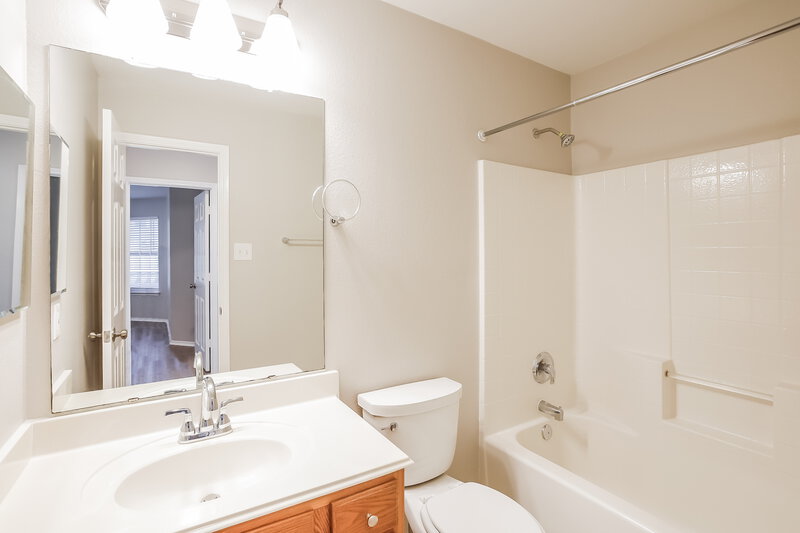 2,075/Mo, 2608 Buckskin Dr McKinney, TX 75071 Bathroom View