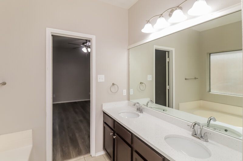 2,260/Mo, 1308 Canvasback Aubrey, TX 76227 Main Bathroom View