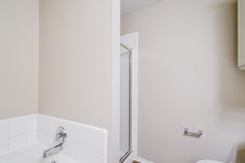 1,975/Mo, 1232 Wenatchee Dr Krum, TX 76249 Main Bathroom View