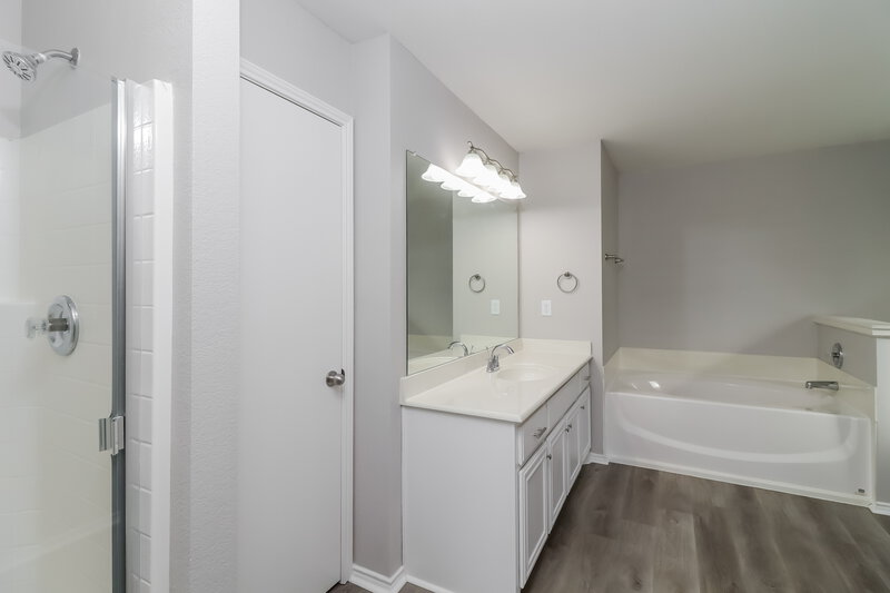 2,270/Mo, 1505 Whispering Oaks Dr Midlothian, TX 76065 Main Bathroom View