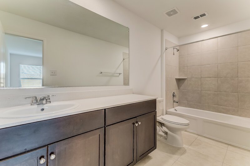 2,215/Mo, 1029 Crestview Dr Hutchins, TX 75141 Main Bathroom View