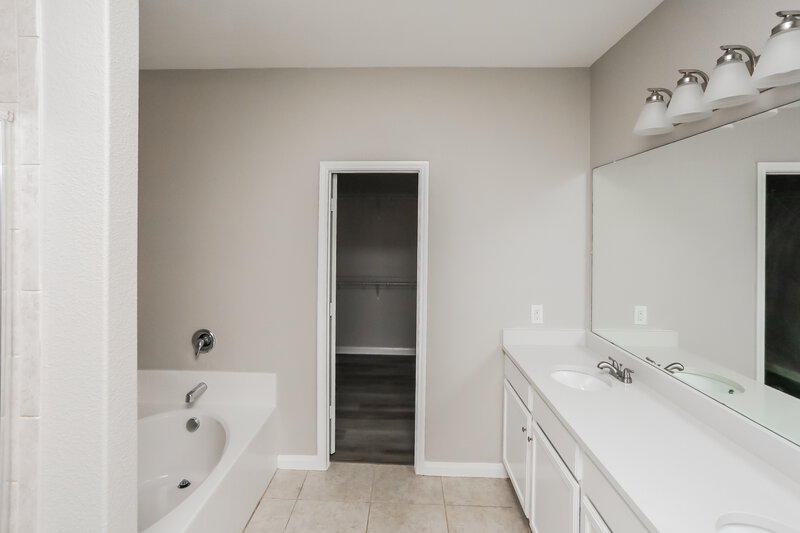 2,325/Mo, 4415 Elderberry St Forney, TX 75126 Main Bathroom View