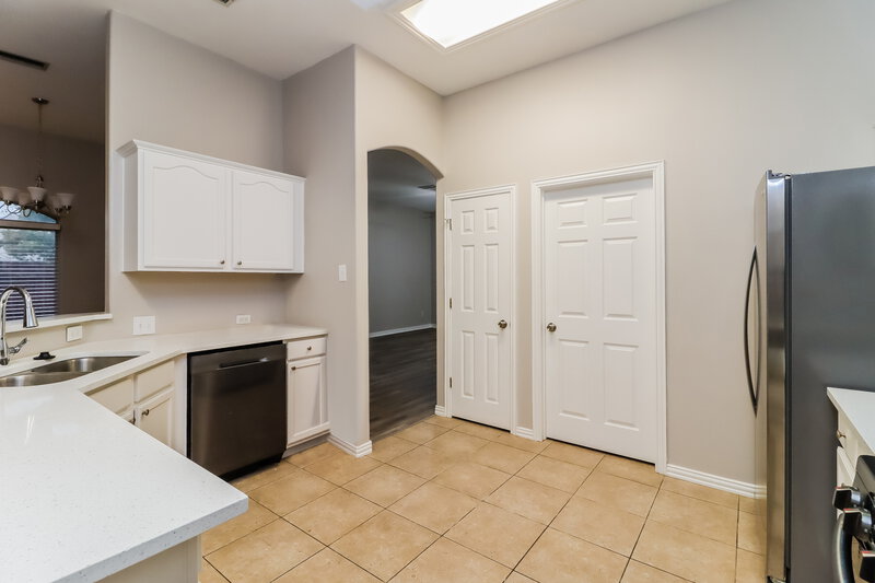 2,220/Mo, 600 Meadowbrook Dr Burleson, TX 76028 Kitchen View