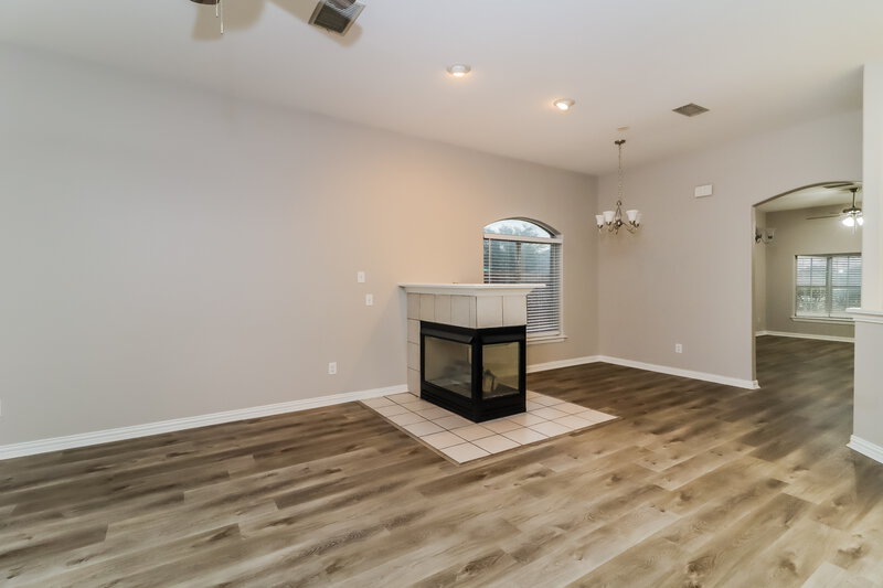 2,220/Mo, 600 Meadowbrook Dr Burleson, TX 76028 Family Room View 2