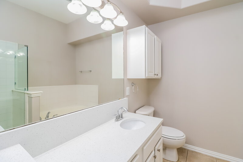 2,220/Mo, 600 Meadowbrook Dr Burleson, TX 76028 Main Bathroom View