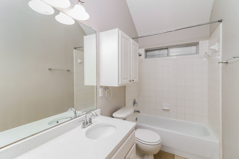 2,220/Mo, 600 Meadowbrook Dr Burleson, TX 76028 Bathroom View
