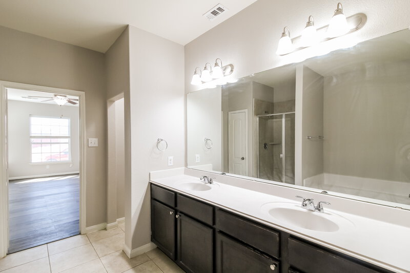 2,545/Mo, 8 Heron Dr Sanger, TX 76266 Main Bathroom View