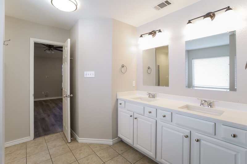 2,200/Mo, 14361 Cedar Post Dr Haslet, TX 76052 Main Bathroom View