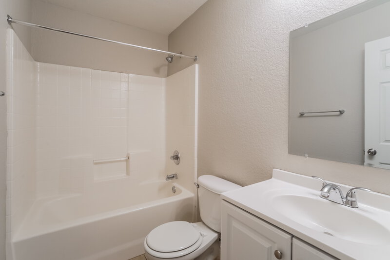 2,200/Mo, 14361 Cedar Post Dr Haslet, TX 76052 Bathroom View
