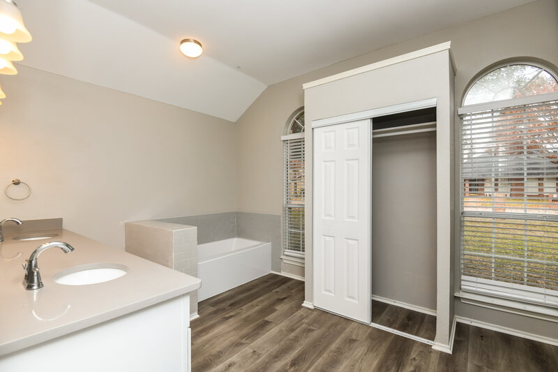 1,925/Mo, 108 Chevy Chase Ln Waxahachie, TX 75165 Main Bathroom View