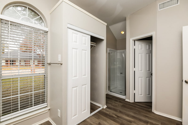 1,925/Mo, 108 Chevy Chase Ln Waxahachie, TX 75165 Main Bathroom View 2