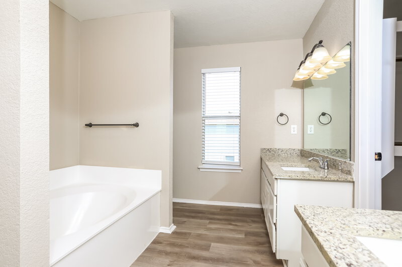 2,580/Mo, 1909 Wickham Dr Burleson, TX 76028 Main Bathroom View