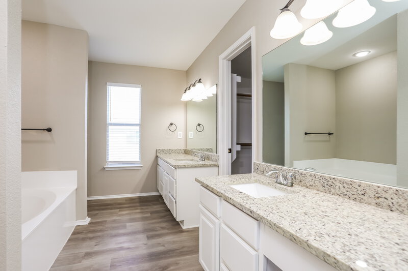 2,580/Mo, 1909 Wickham Dr Burleson, TX 76028 Main Bathroom View 2